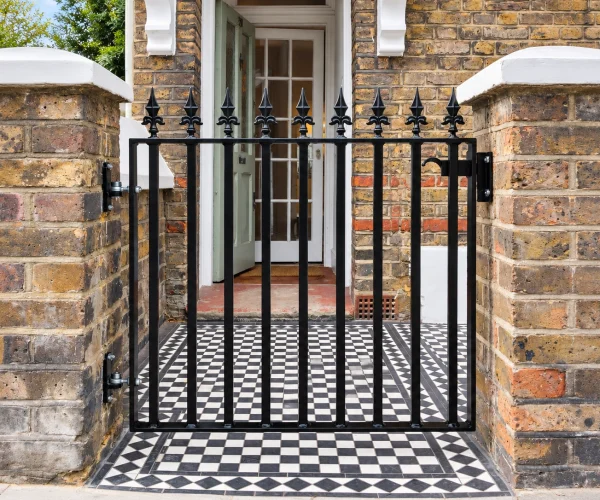 edited_05_gate_front